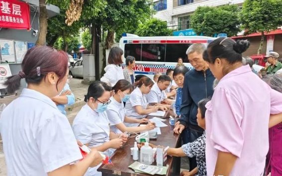 党建引领健康服务 铜梁区中医院党员志愿者走进基层送关怀