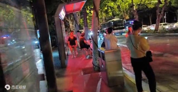 武汉黄鹤楼夜间美食与城市夜生活全景探秘武汉黄鹤楼夜间美食与城市夜生活全景探秘