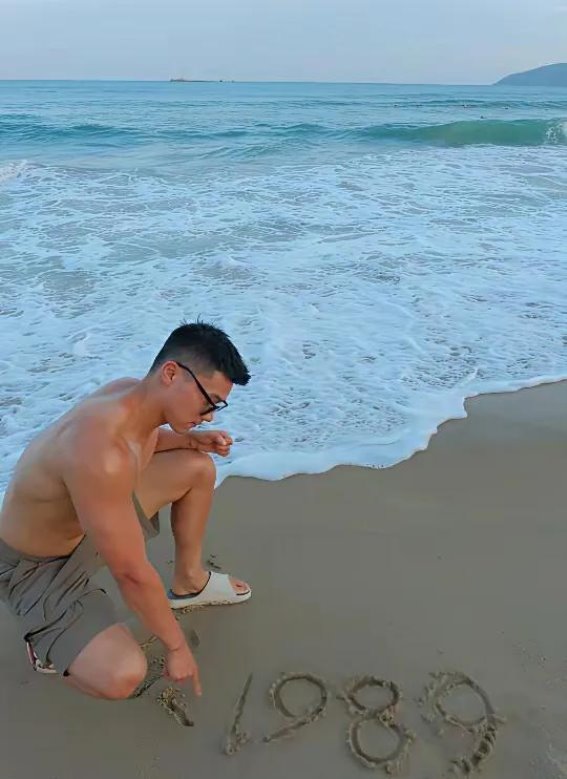 他是全校的风云人物，却只对我吐真心话