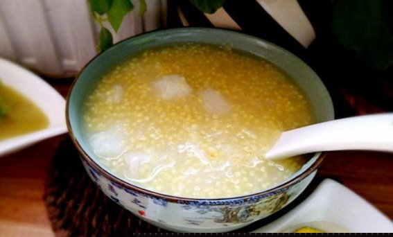 寒露时节，健康养生的三大法宝：温汤、润果与补饭