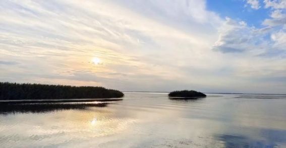 乌梁素海的晚霞与宁静湖面：一次难忘的自驾旅行