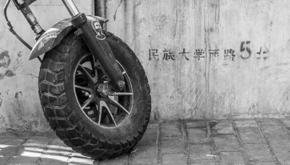 踏板摩托车轮胎更换时机：如何判断何时该更换？