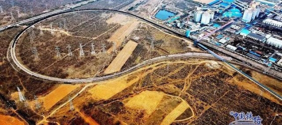 中国最长火车启程：见证2.6公里钢铁巨龙的震撼航拍