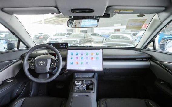 一汽丰田bZ5：稳重与时尚并存，献给父亲的完美之选