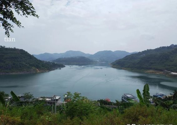 万峰湖的梦幻旅程：在水上世界中寻找心灵的宁静