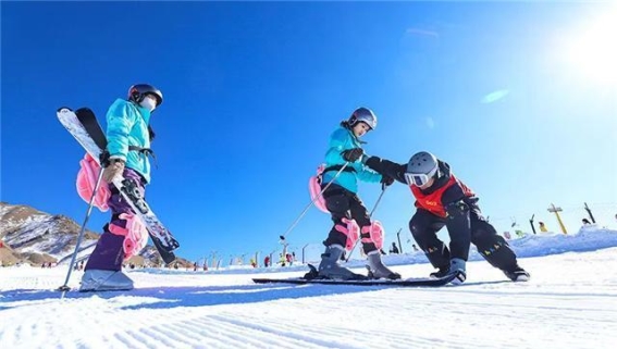 畅游冰雪世界，祁连山滑雪场带来冬季激情