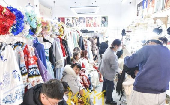 泉城汉服簪花体验热潮：新春文化游的别样魅力