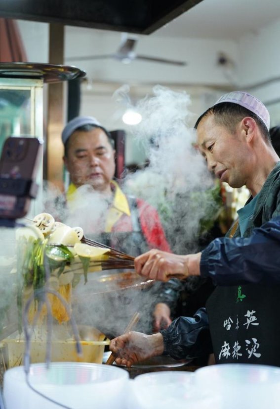 麻辣烫引爆天水：一碗火热美食背后的城市复兴