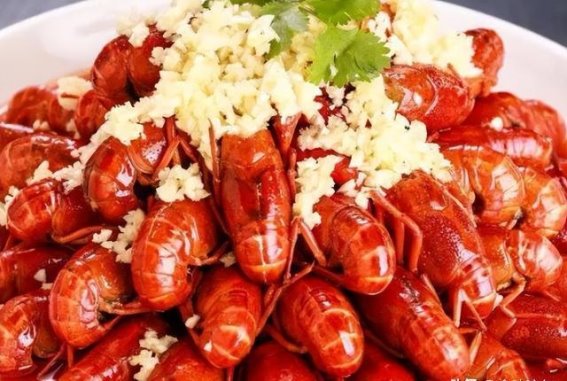 解锁夏日美味：蒜蓉小龙虾的鲜美与烹饪艺术