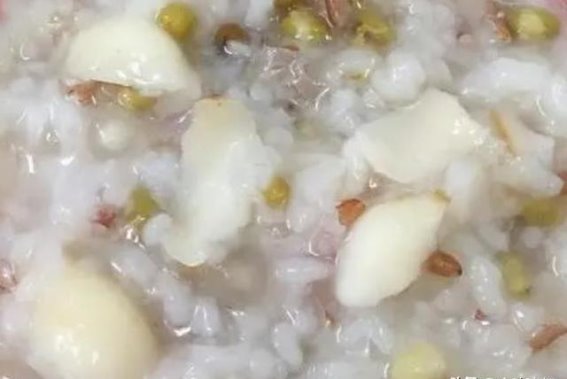 《夏日清爽养生粥，绿豆百合粥的制作与健康益处》