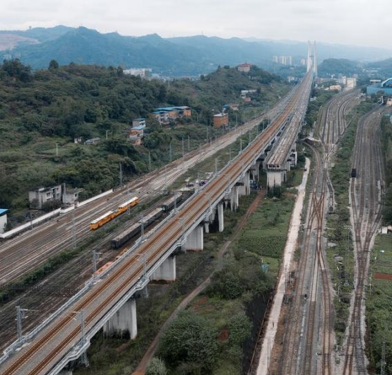 武贵高铁对湖南交通格局的深远影响：如何应对挑战与机遇