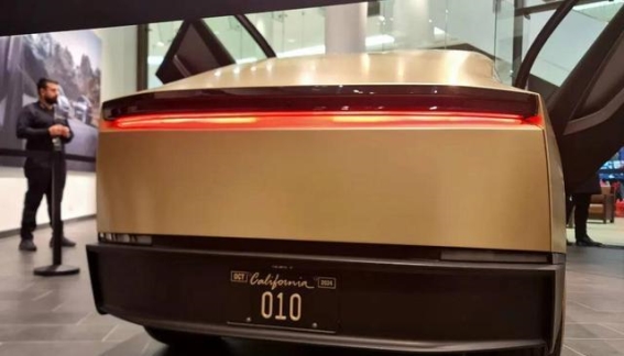 特斯拉创新之路：免喷漆全塑料车身面板的技术突破