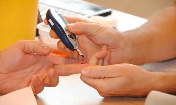 饭后习惯性喝酒，背后可能对身体带来的4个悄然改变