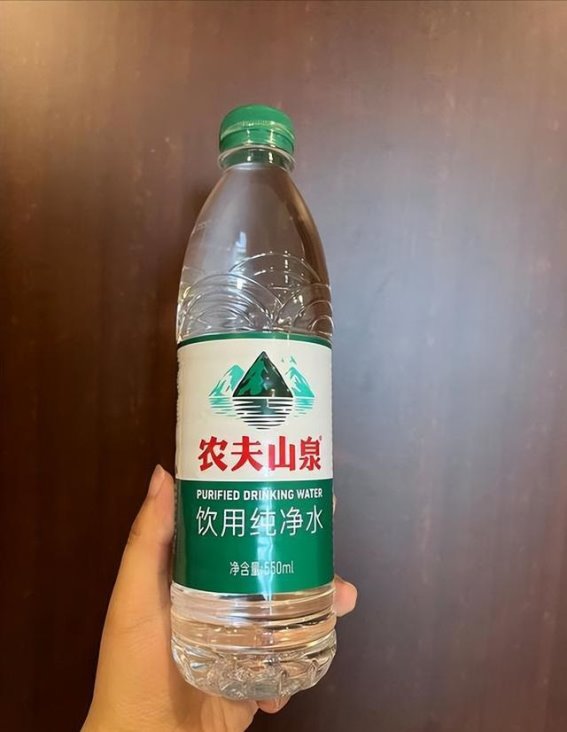 农夫山泉品牌危机：绿瓶纯净水背后的营销绝招与未来转型