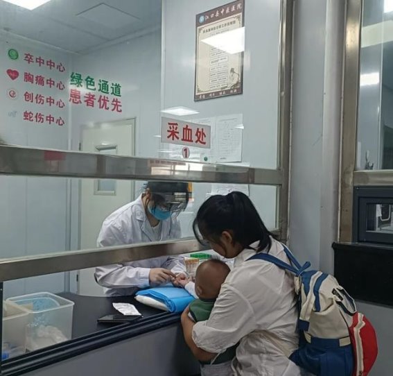 国庆期间坚守岗位的白衣天使