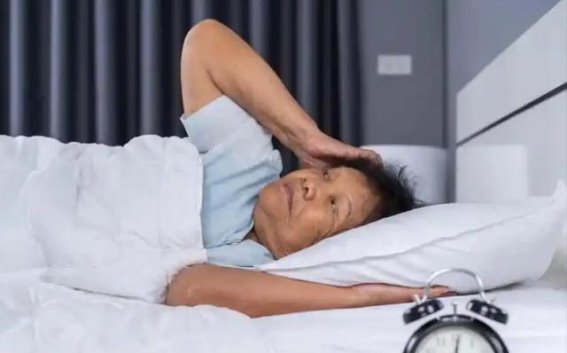 早晨赖床对老年人健康的三大潜在危害