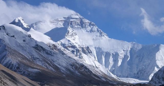 题目：珠穆朗玛峰：一座山、两国之间的桥梁