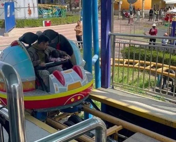 撒贝宁春游携妻儿展现奶爸气质，温馨父爱尽显