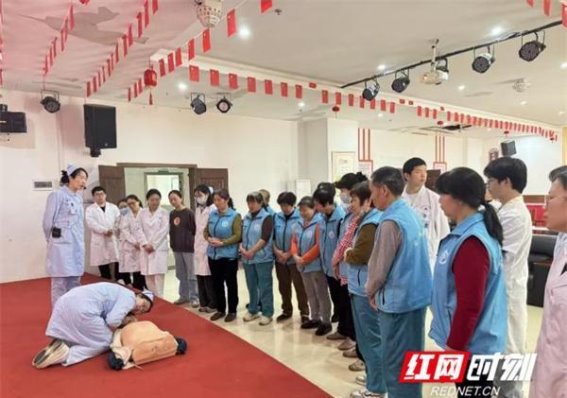 雷锋精神与医者仁心同行——永州市中心医院全科医学科走进常青树老年中心开展志愿服务活动