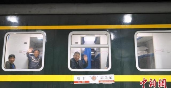 广东省首趟银发专列启程 让老年人更轻松地畅游新疆