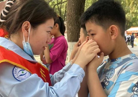 济南市眼科医院党员志愿者助力眼健康义诊活动
